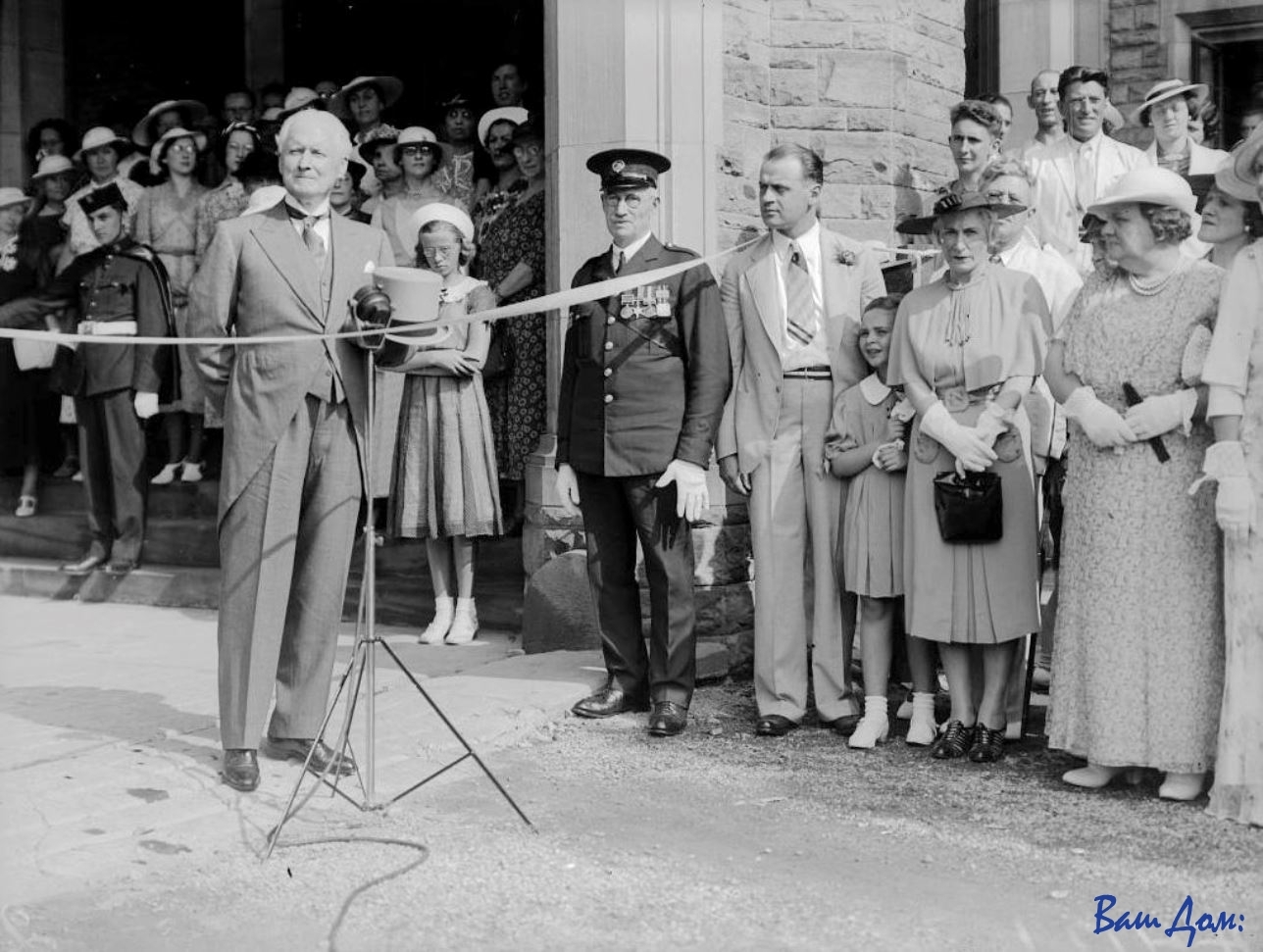 Lieutenant-Governor_Dr._Bruce_opens_Casa_Loma_to_the_public_(Fonds_1244,_Item_4121)